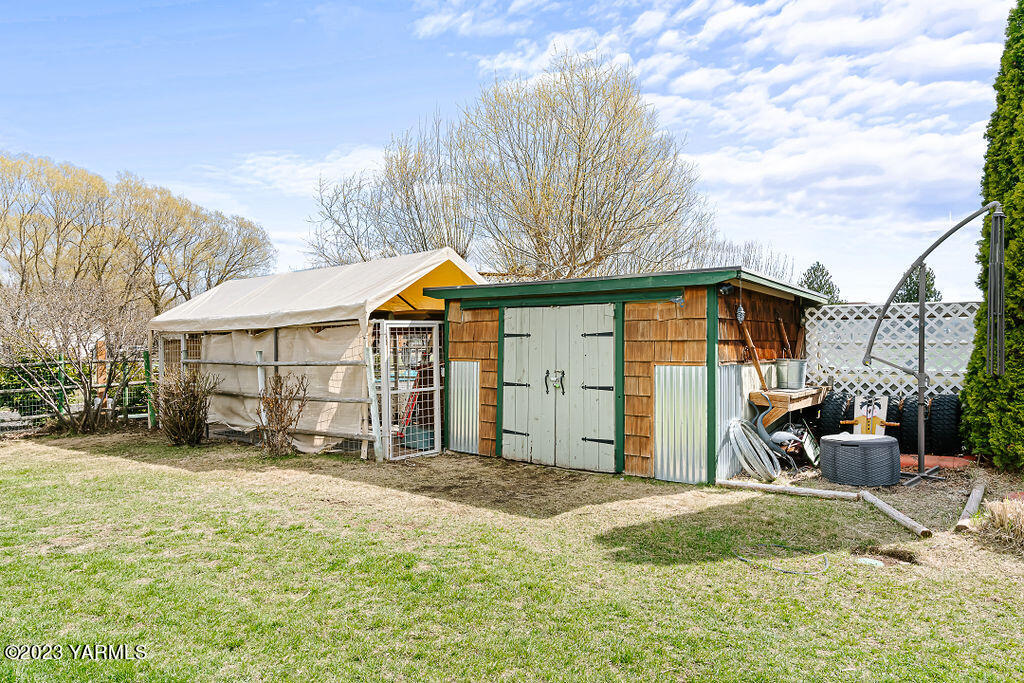 15010 Fisk Road Yakima, WA 98908 - Photo 41 of 45 a front view of a house with a yard and garage