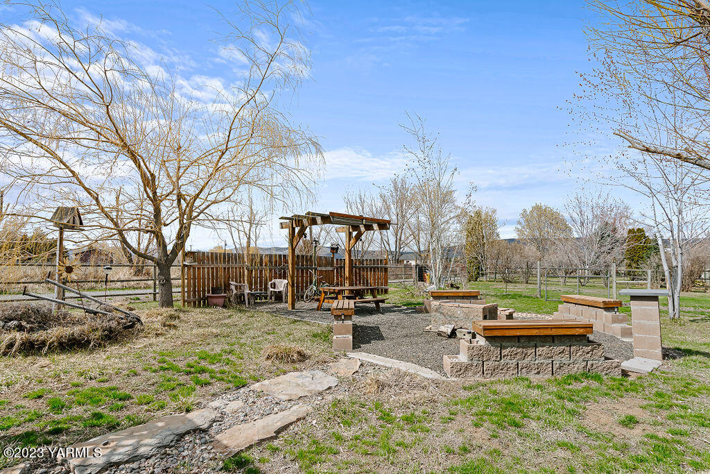 15010 Fisk Road Yakima, WA 98908 - Photo 43 of 45 a backyard of a house with table and chairs