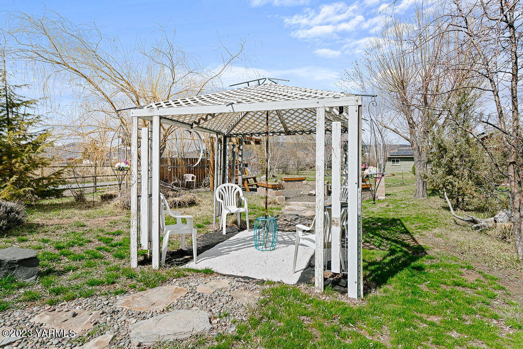 15010 Fisk Road Yakima, WA 98908 - Photo 44 of 45 a view of a porch with a yard