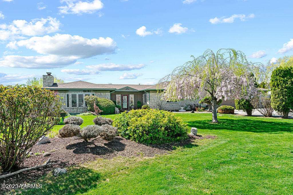 15010 Fisk Road Yakima, WA 98908 - Photo 5 of 45 a front view of a house with a garden