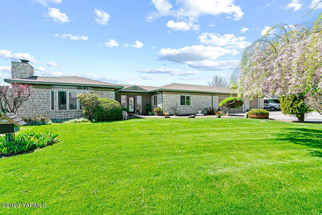 15010 Fisk Road Yakima, WA 98908 - Photo 6 of 45 a view of house with a garden