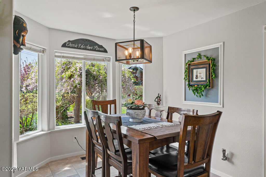 15010 Fisk Road Yakima, WA 98908 - Photo 10 of 45 a dining room with furniture a chandelier and window
