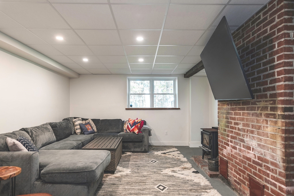 8 Old Essex Road Ipswich, MA 01938 - Photo 20 of 42 a living room with furniture and a rug