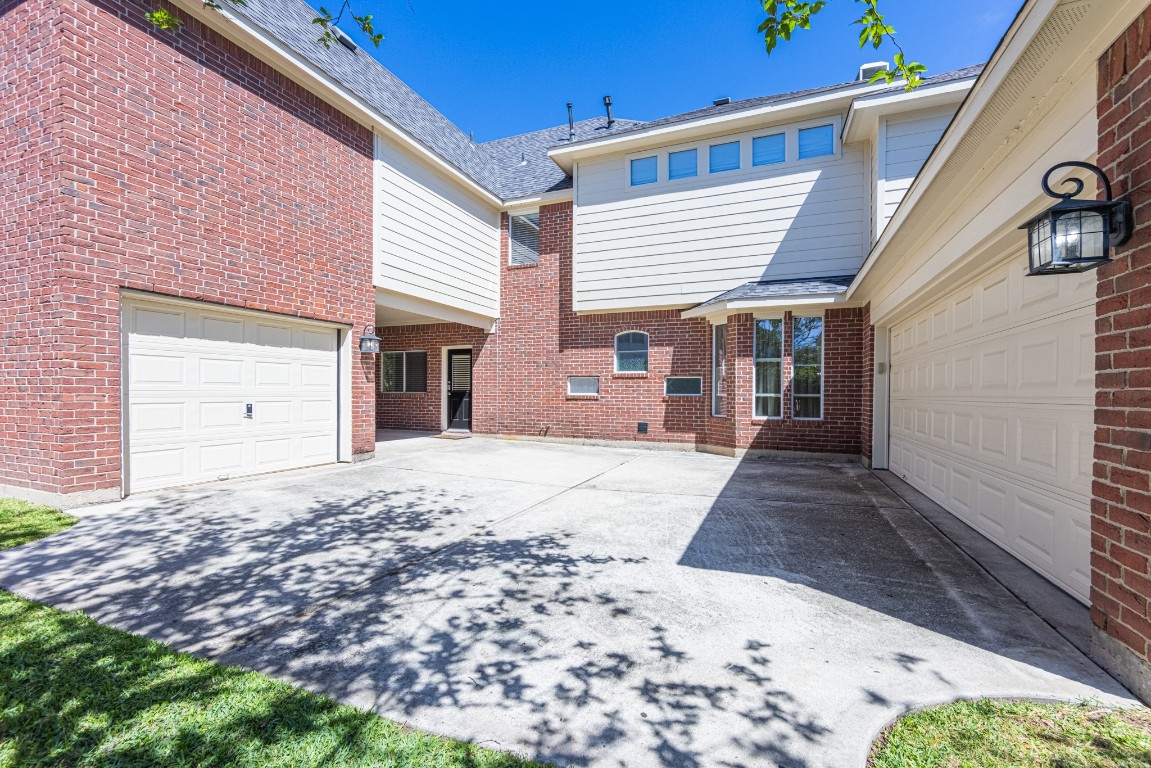 10410 Kilbride Way Court Spring, TX 77379 - Photo 43 of 49 3-car garage with porte cochere