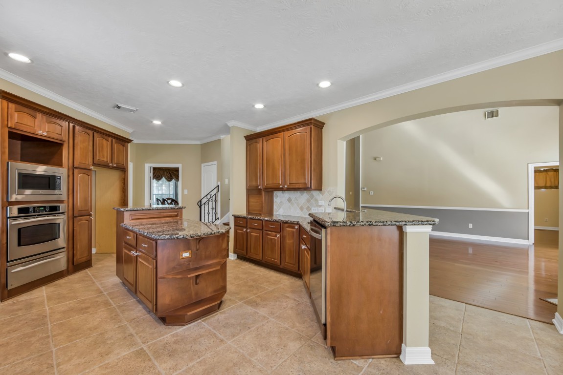 10410 Kilbride Way Court Spring, TX 77379 - Photo 10 of 49 Entertaining is easy with this kitchen that opens to both the formal living room, and the den area.