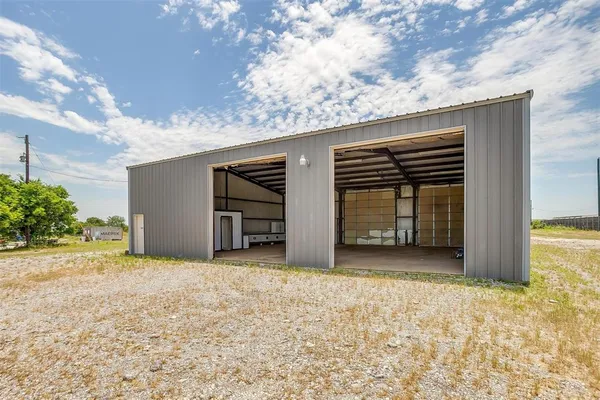 $575,000 | 1841 West Highway 199, Springtown, TX 76082