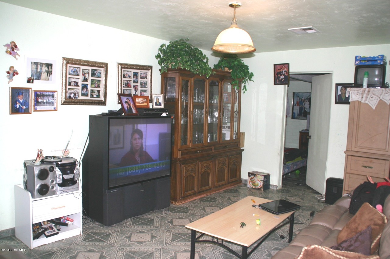 738 East Roeser Road Phoenix, AZ 85040 - Photo 3 of 5 Living room