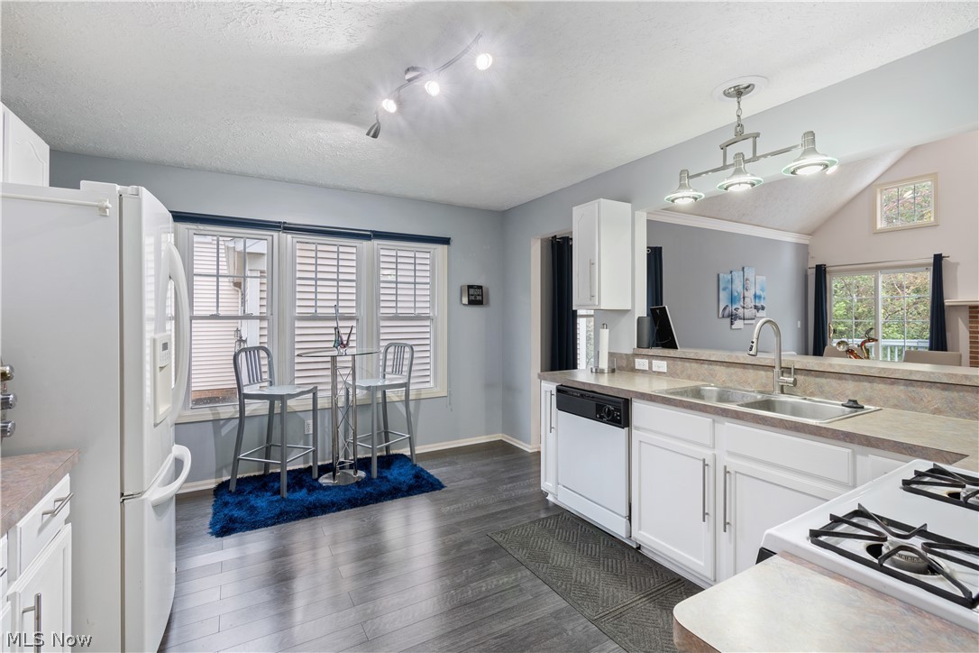 4473 Brooks Road Cleveland, OH 44105 - Photo 6 of 25 Eat-in Kitchen