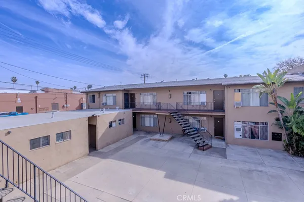 a view of a house with backyard and sitting area