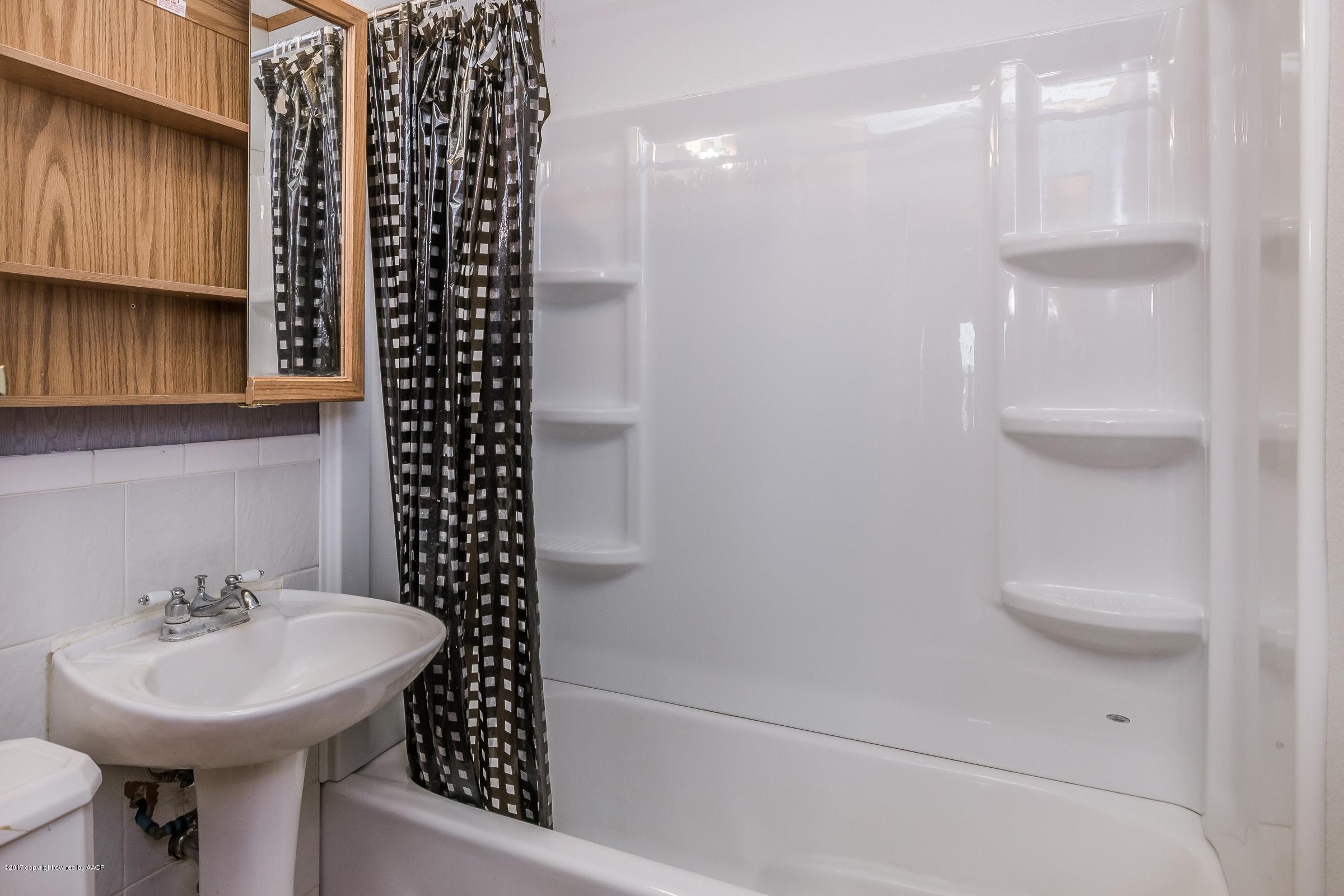 7116 River Road Amarillo, TX 79108 - Photo 11 of 22 011_Hall Bathroom_