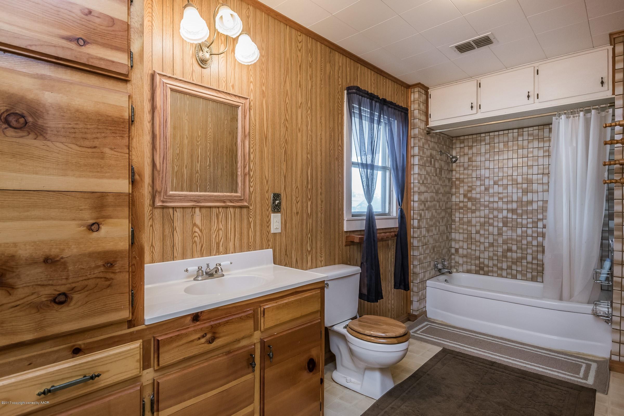 7116 River Road Amarillo, TX 79108 - Photo 16 of 22 016_Bathroom 2_