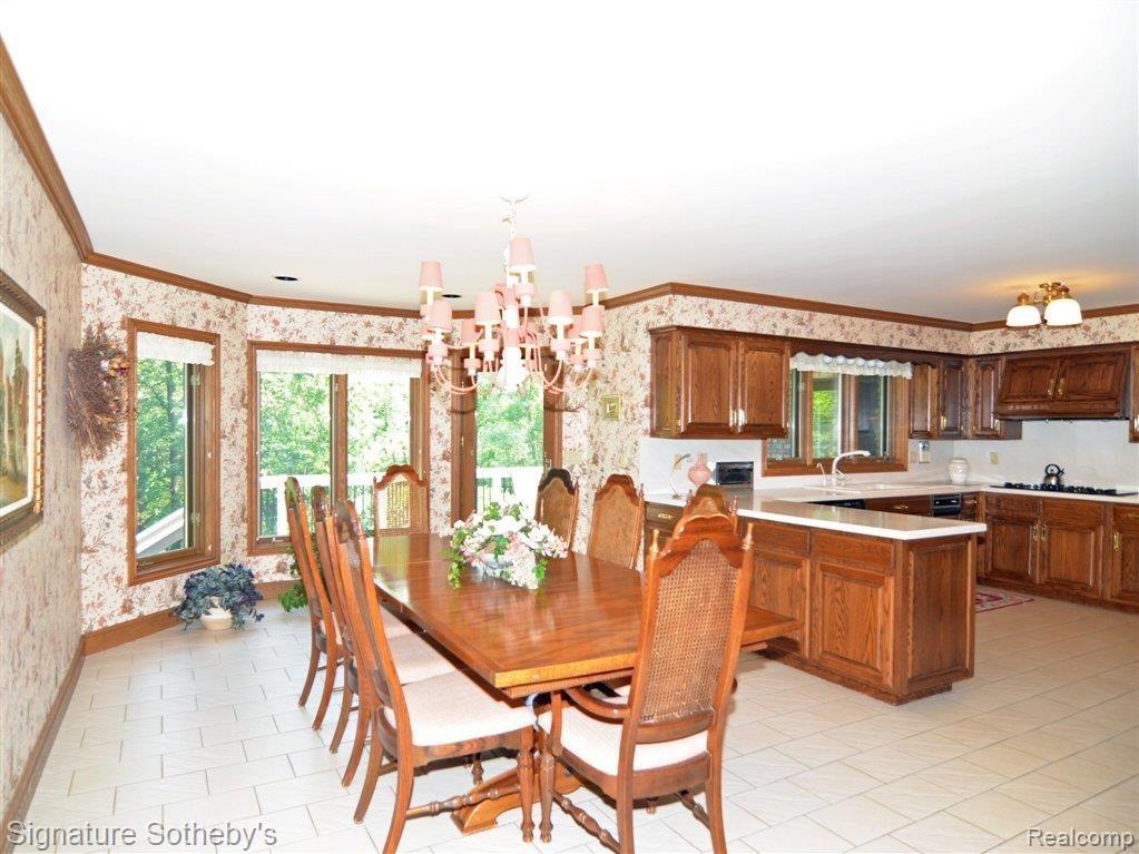 4556 Gallagher Road Rochester, MI 48306 - Photo 10 of 25 4556 Gallagher Dinette.jpg