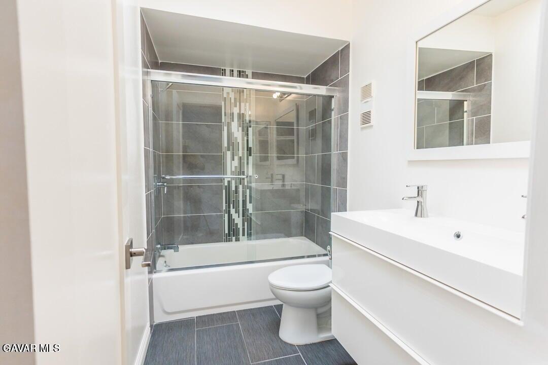18452 Lemarsh Street, Unit 48 Northridge, CA 91325 - Photo 24 of 45 a bathroom with a bathtub and a shower