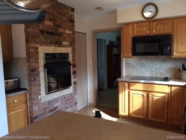 989 Canterbury Road Grosse Pointe, MI 48236 - Photo 7 of 40 5a.JPG