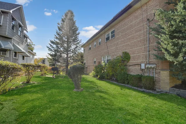a view of a yard in front of house