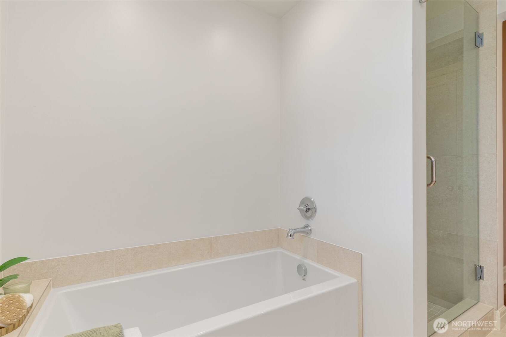1223 Spring Street, Unit 700 Seattle, WA 98104 - Photo 32 of 35 a white bath tub and shower