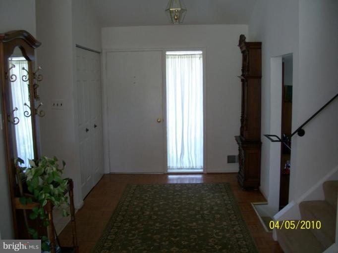 9812 Moyer Road Damascus, MD 20872 - Photo 3 of 19 Entrance / Foyer