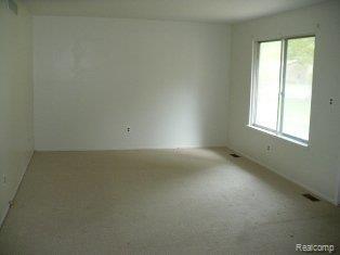 21757 Berg Road Southfield, MI 48033 - Photo 3 of 7 LIVING ROOM