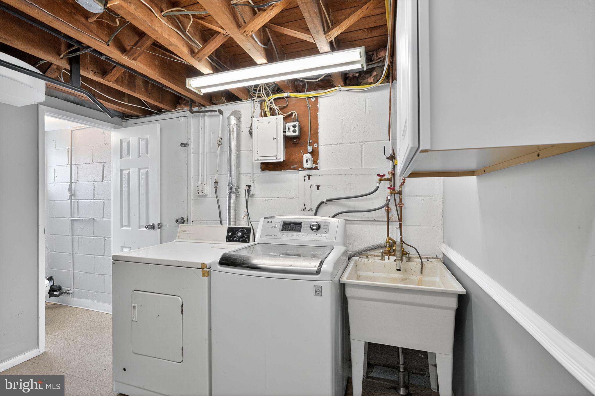 12791 Dunks Ferry Road Philadelphia, PA 19154 - Photo 23 of 26 a utility room with dryer and washer