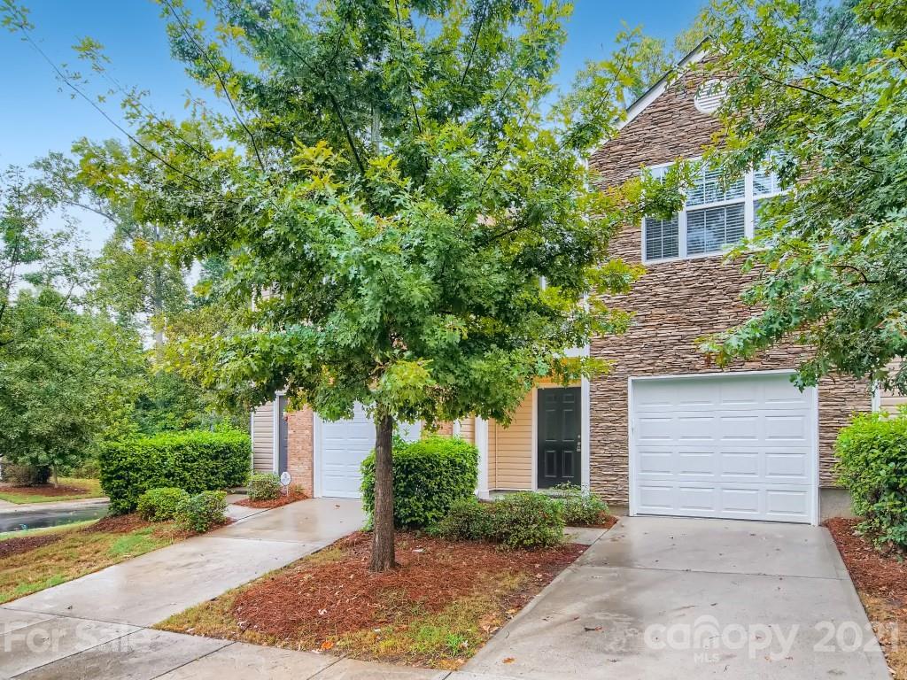 4040 Queensbridge Road Charlotte, NC 28213 - Photo 2 of 28 front view of a house with a yard