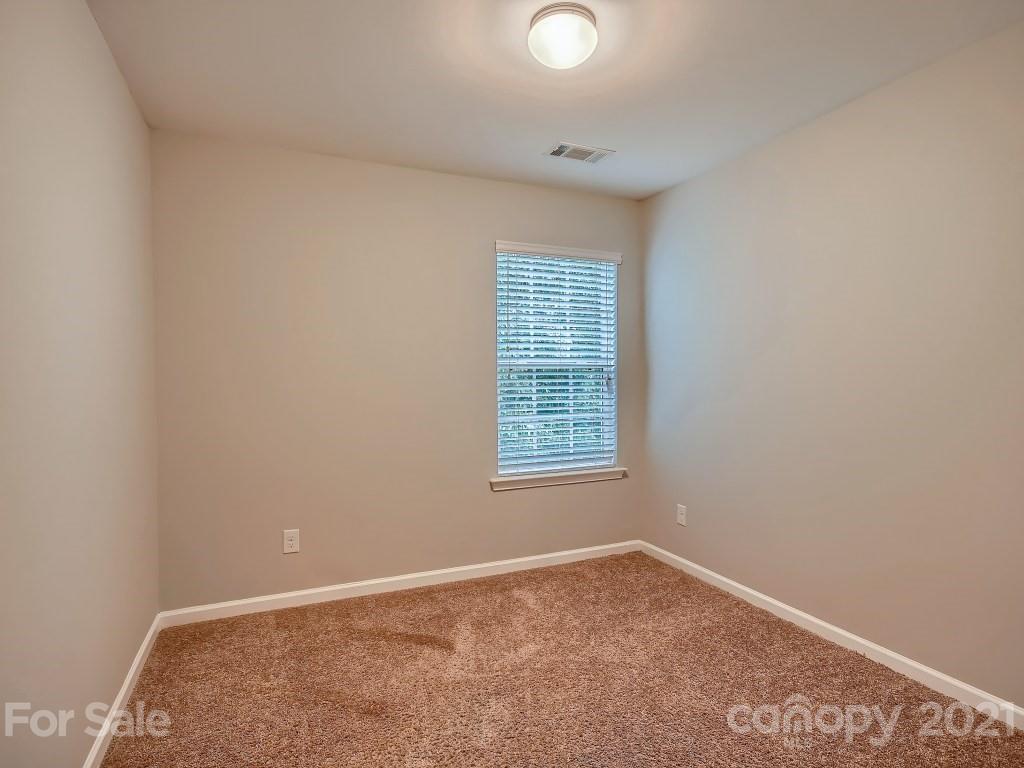 4040 Queensbridge Road Charlotte, NC 28213 - Photo 21 of 28 an empty room with a window