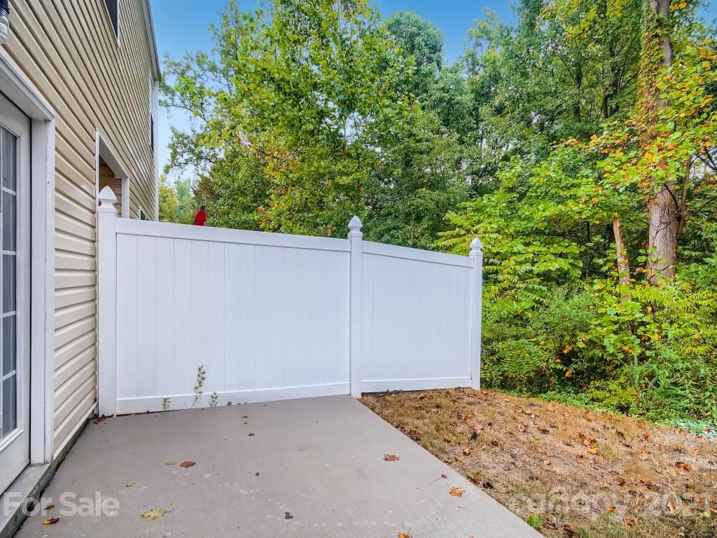 4040 Queensbridge Road Charlotte, NC 28213 - Photo 26 of 28 a backyard of a house