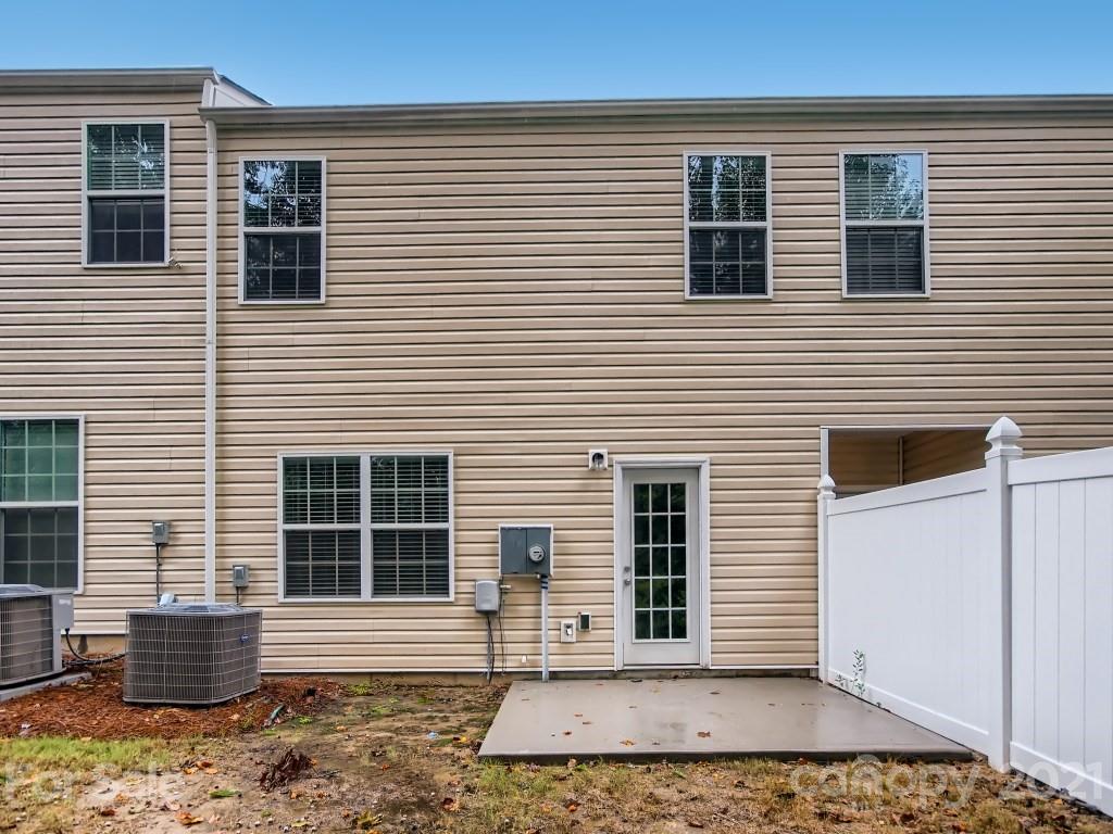 4040 Queensbridge Road Charlotte, NC 28213 - Photo 28 of 28 a front view of a house