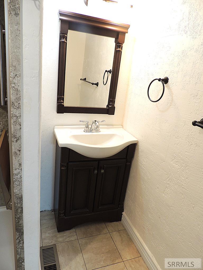 329 North Bridge Street St. Anthony, ID 83445 - Photo 7 of 16 Vanity