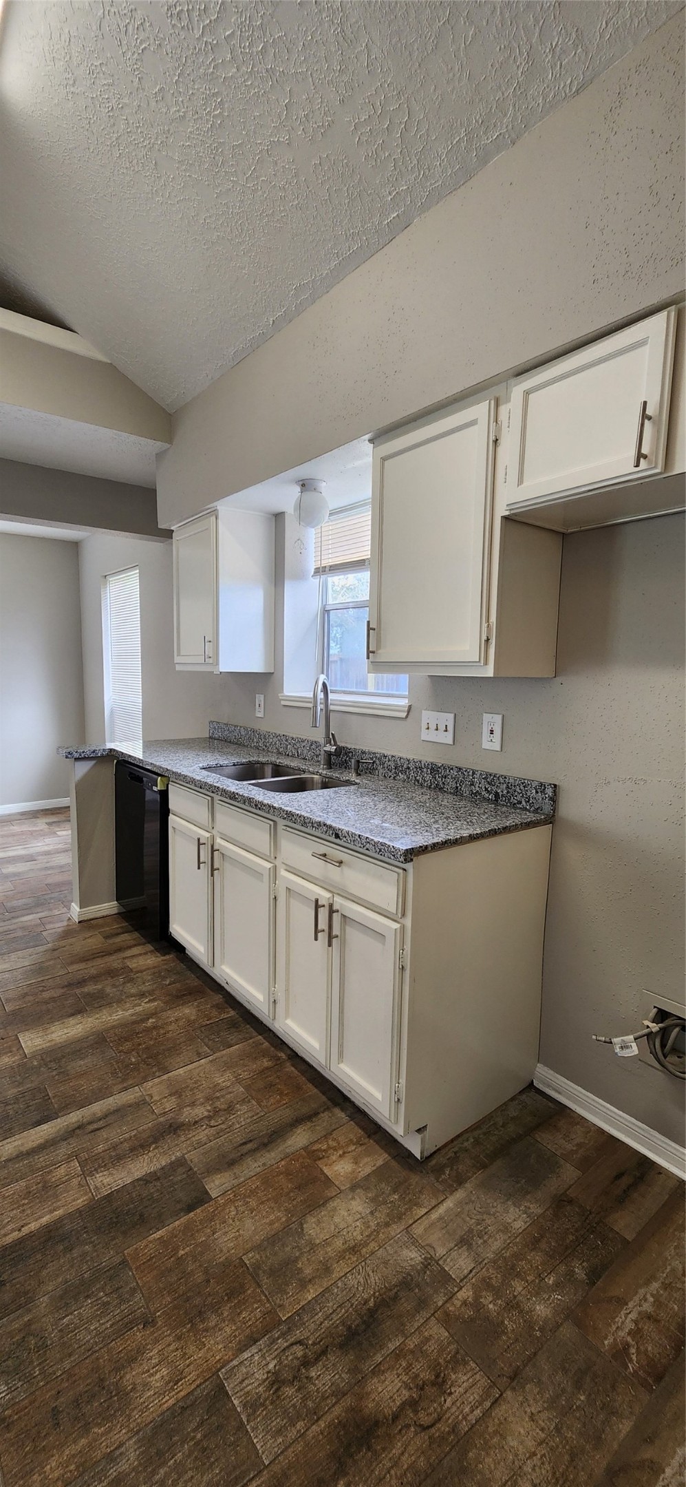 129 Wagon Ln Loop Angleton, TX 77515 - Photo 12 of 37 Gallery Image 12
