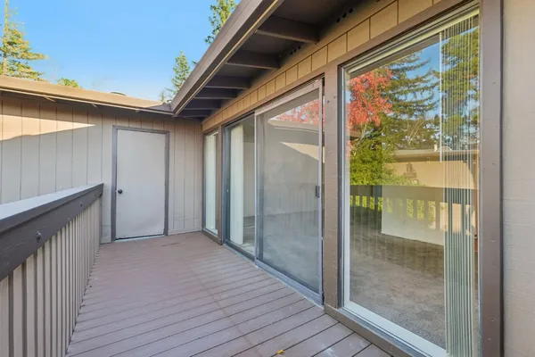 a tennis court that has tennis net