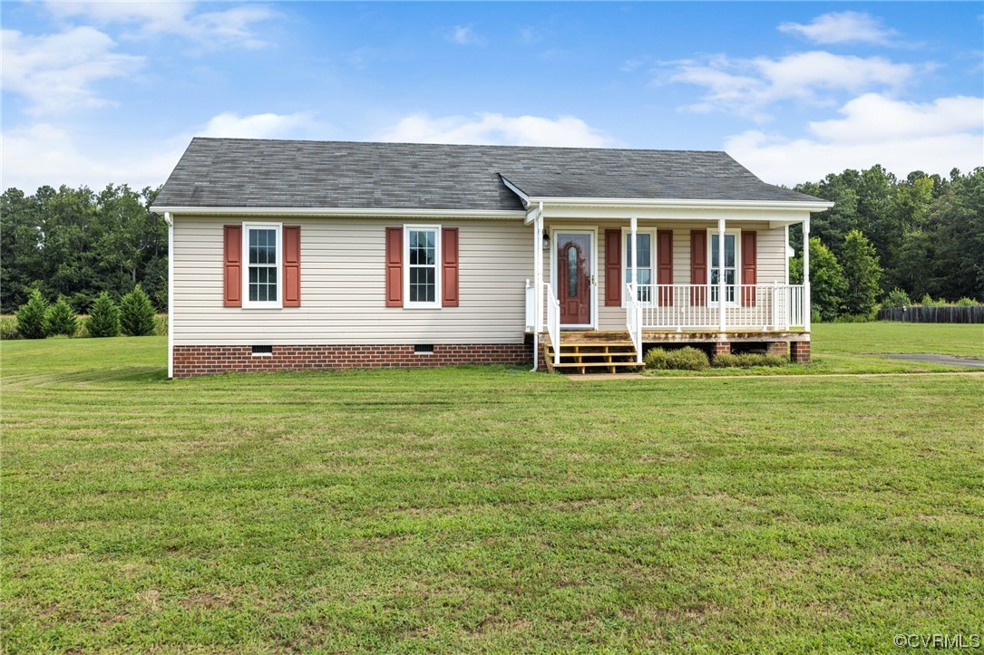 122 Pollard Place Aylett, VA 23009 - Photo 3 of 24 a front view of a house with a garden