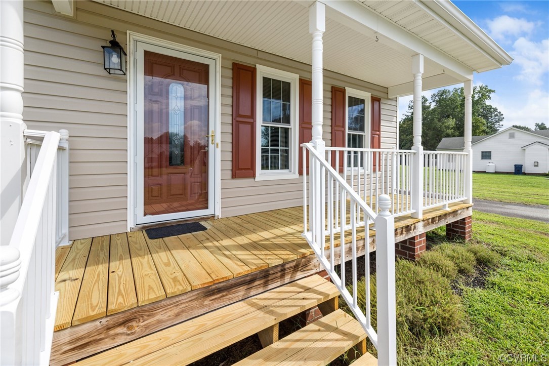 122 Pollard Place Aylett, VA 23009 - Photo 4 of 24 a view of a house with a small deck