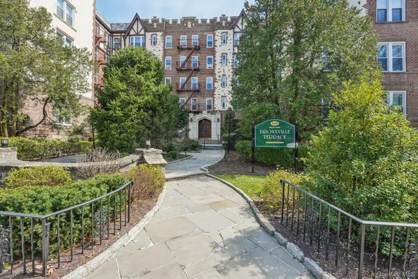 $199,000 | 1468 Midland Avenue, Unit 2C, Bronxville, NY 10708