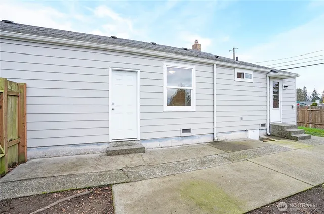 a view of a house with a backyard