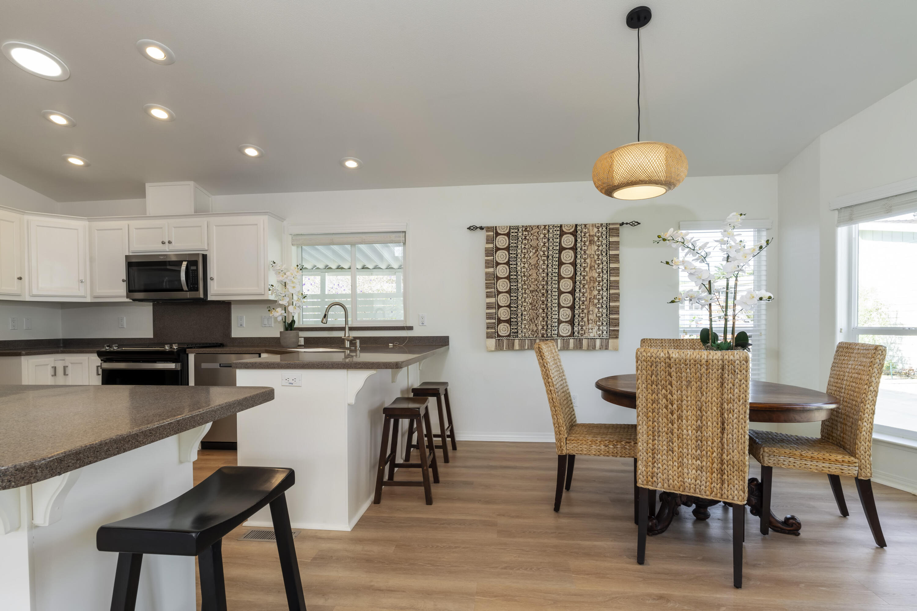 333 Old Mill Road, Unit 294 Santa Barbara, CA 93110 - Photo 7 of 25 DINING AREA & KITCHEN