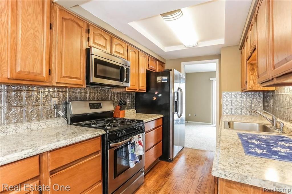 637 Oakbrook West, Unit 20 Rochester Hills, MI 48307 - Photo 8 of 24