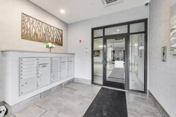 $725,000 | 105 South Cottage Hill Avenue, Unit 206, Elmhurst, IL 60126