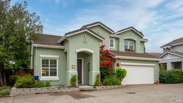 $985,000 | 266 Cambridge Lane, Petaluma, CA 94952