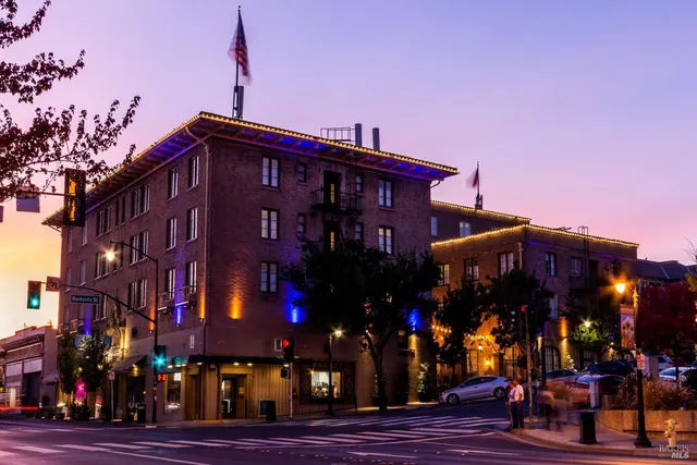 $985,000 | 266 Cambridge Lane, Petaluma, CA 94952