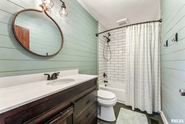 $325,000 | 8804 217th Street North, Port Byron, IL 61275