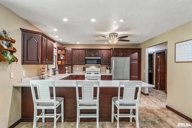 $325,000 | 8804 217th Street North, Port Byron, IL 61275