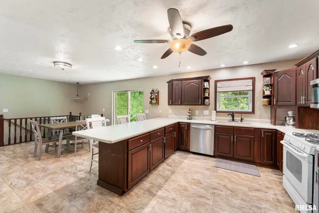 $325,000 | 8804 217th Street North, Port Byron, IL 61275