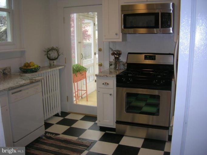 623 Plymouth Road Baltimore, MD 21229 - Photo 5 of 15 Kitchen