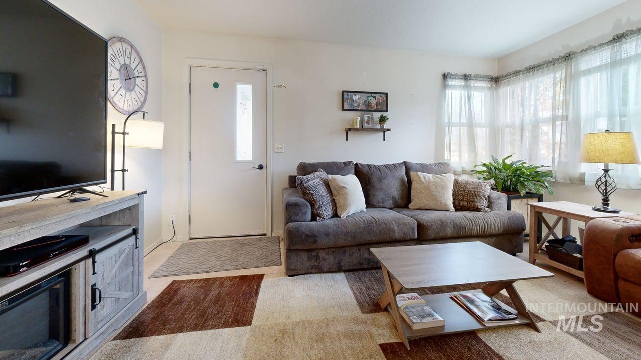 1322 Grelle Avenue Lewiston, ID 83501 - Photo 8 of 22 View of living room