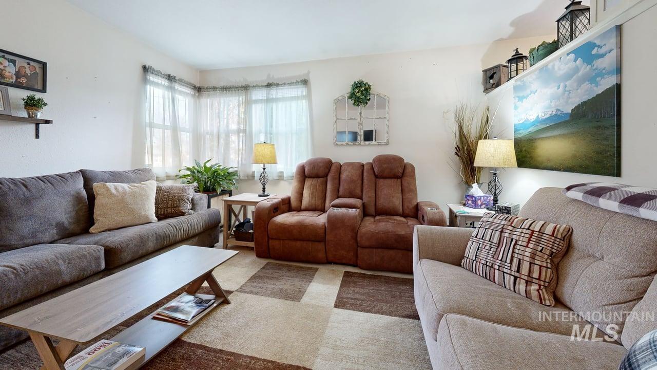 1322 Grelle Avenue Lewiston, ID 83501 - Photo 9 of 22 Living room featuring carpet