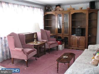 667 Rennard Street Philadelphia, PA 19116 - Photo 3 of 10 Living Room
