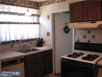 667 Rennard Street Philadelphia, PA 19116 - Photo 8 of 10 Kitchen