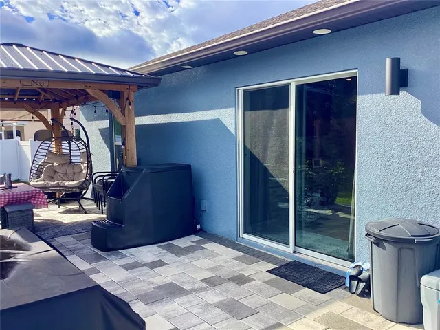 a view of yard with green space