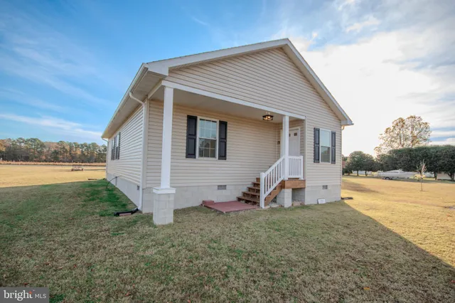 a view of a house with backyard and garden