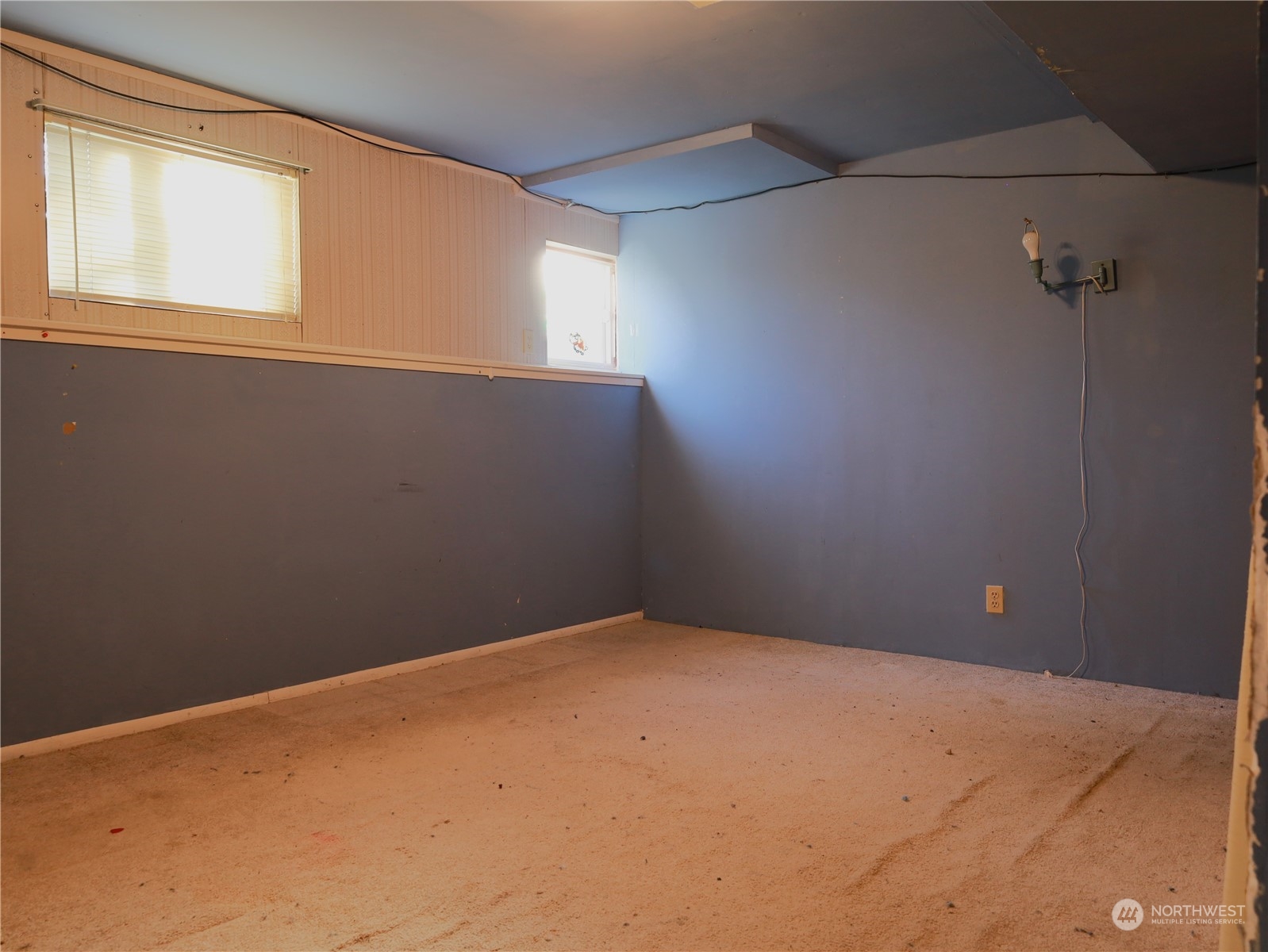 5150 South Creston Street Seattle, WA 98178 - Photo 15 of 27 an empty room with a window